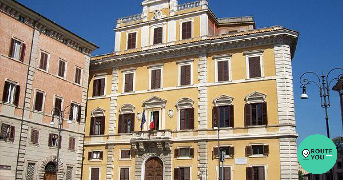 Piazza Borghese Monumento RouteYou