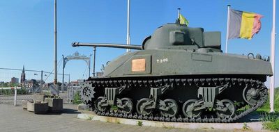 Oorlogsmonument -Sherman firefly tank
